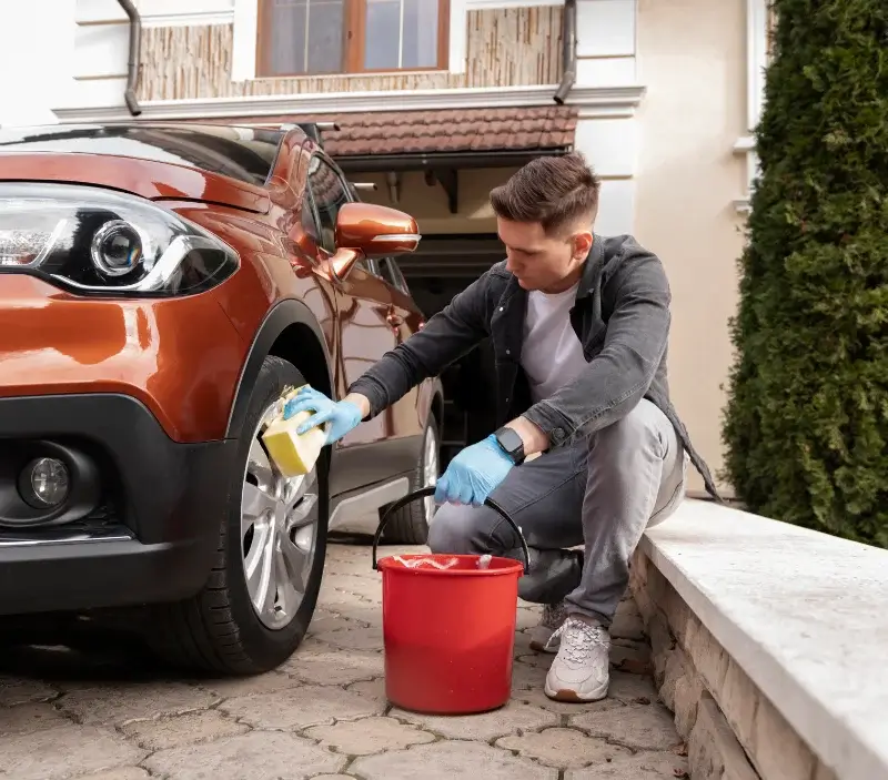 Lavage auto à domicile Chavanay : professionnel intervenant sur un véhicule